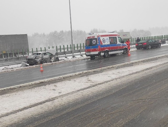 Zniszczony samochód osobowy i wysypane z ciężarówki pręty. Na S7 w Skarżysku w piątek od rana duże utrudnienia. Więcej na kolejnych zdjęciach.