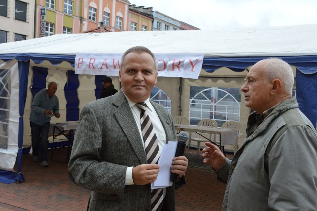 Mariusz Brunka (z lewej) prostuje  - sam zrezygnował z szefowania na działkach Kolejarz, nie został odwołany.