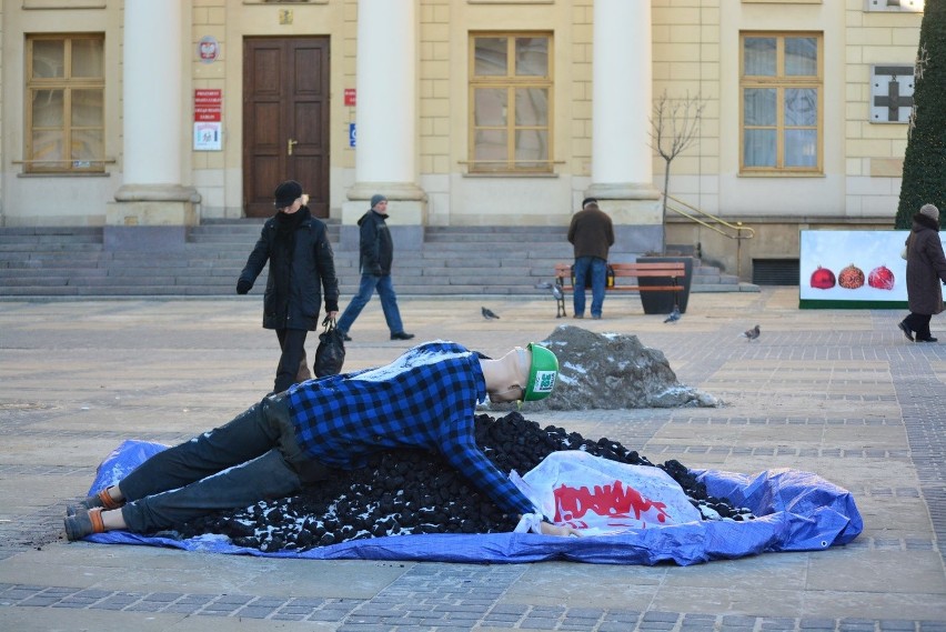 Rocznica stanu wojennego. W Lublinie skromnie. W Świdniku rekonstrukcja przed bramą PZL 