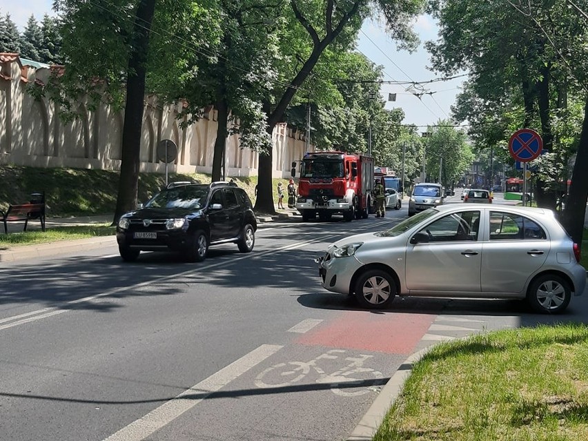 Wypadek na ul. Wyszyńskiego w Lublinie. Motocykl zderzył się z dwoma samochodami osobowymi