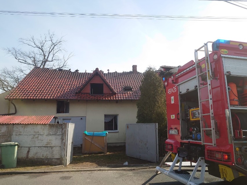 Strażacy gasili ogień, który pojawił się na poddaszu domu...