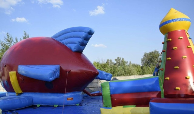 Dmuchana rakieta i wieża będą jednymi z atrakcji miejskiej plaży