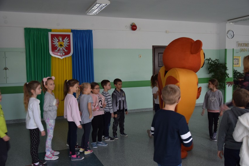 Ostrołęka: Dzień Pluszowego Misia w Szkole Podstawowej nr 10. Sprawdź czy twój maluch spotkał Misia!