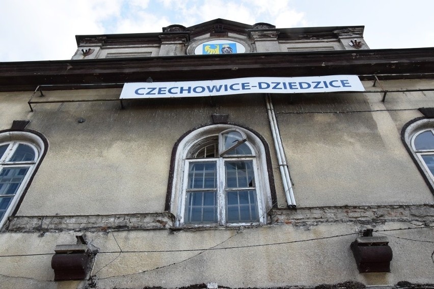 Do Czechowic-Dziedzic przyjechał pociąg retro. Ale dworzec też jak z lat 70 ZDJĘCIA