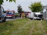 Wypadek w Dąbrowie. Kierowca iveco wpadł do rowu i uderzył w płot. Pogotowie zabrało go do szpitala, z auta wylały się chemikalia