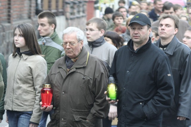 Wielu mieszkanców Świecia dolączylo do marszu.