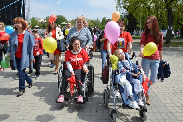 Część niepełnosprawnych poruszała się na wózku, ale wszyscy byli szczęśliwi, że biorą udział w paradzie ulicami miasta.