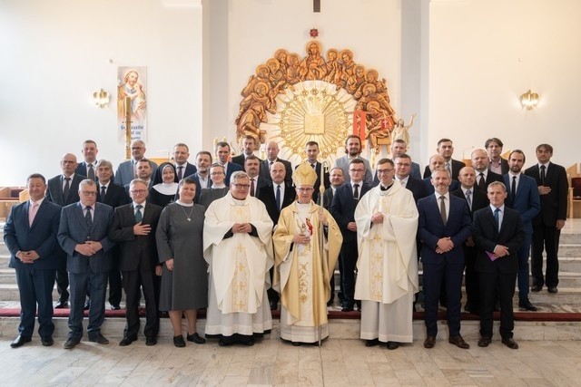 35 nowych nadzwyczajnych szafarzy Komunii świętej w diecezji rzeszowskiej.