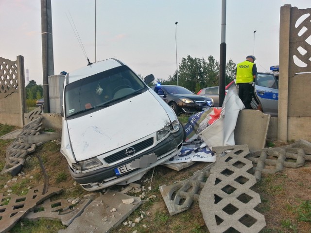 Wypadek na Tomaszowskiej w Łodzi. Samochód uderzył w ogrodzenie