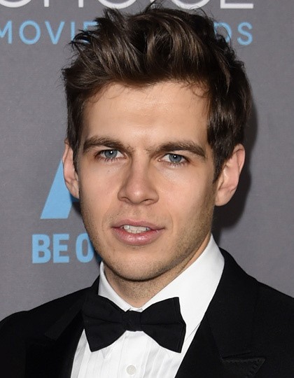 James Righton, muzyk Klaxons, nosi elegancką koszulę i...