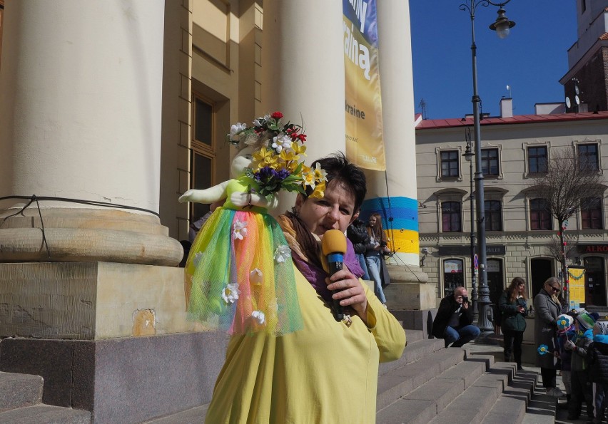 Lublin. Przedszkolaki przywitały wiosnę. W tym roku miała ona niebiesko-żółte barwy