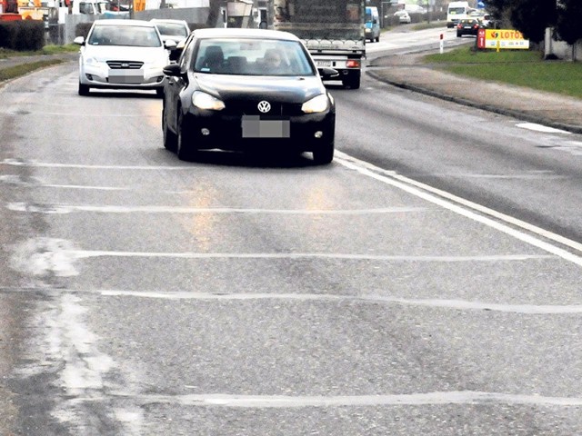 Odcinek drogi krajowej nr 11, przebiegający przez miejscowość Mścice w powiecie koszalińskim. Asfalt jest tu już w opłakanym stanie.