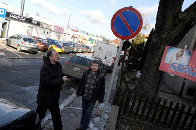 - Złożymy petycję do magistratu z 1000 podpisów dotyczących zniesienia tego zakazu - mówią Sławomir Lemirowski i Lech Poncyljusz z zarządu spółki "Rynek".