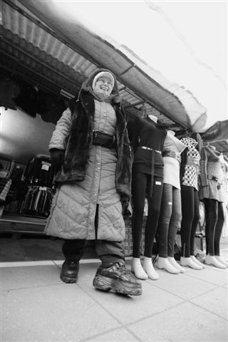 Zimowe buty na słoninie, gruby sweter, puchowa kurtka, futrzana kamizelka i można handlować nawet w mróz - zapewnia pani Ula z Ukrainy. (fot. Paweł Stauffer)