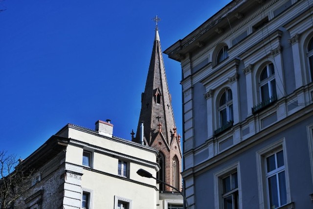 Wieża zabytkowego kościoła Najświętszego Zbawiciela przy ul. Fredry w Poznaniu została wyremontowana. Koszt prac wyniósł około 1,5 miliona złotych. Zobacz, jak prezentuje się odnowiona wieża zabytkowego kościoła w centrum Poznania.Przejdź do kolejnego zdjęcia --->