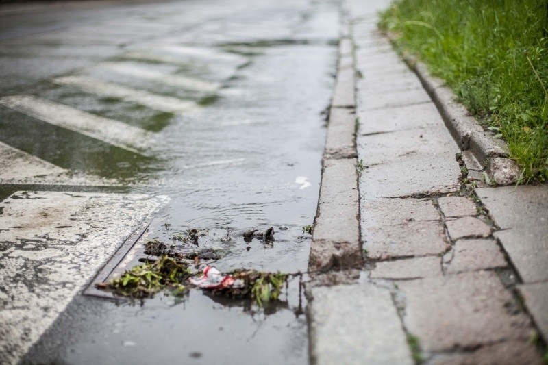  Ulewa podtopiła Łódź. Niedrożne studzienki, zalane ulice [zdjęcia]