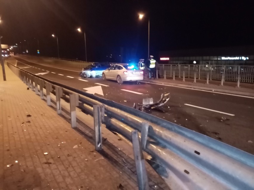 Opel astra kombi uderzył w barierki na Kleeberga w...