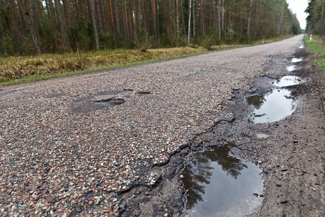 Droda Zednia - Michałowo wymaga remontu. Przez dziury dochodzi do wypadków