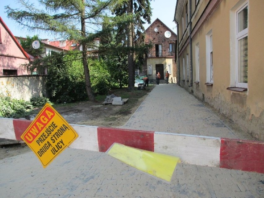 Trwa wymiana jednego z najstarszych chodników w Staszowie