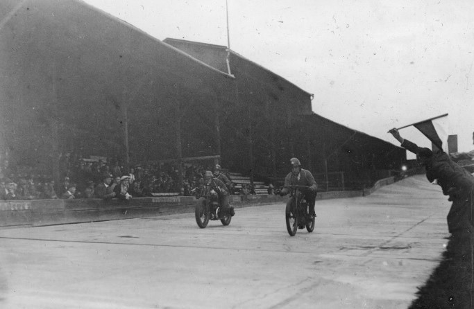 Zawody motocyklowe na torze kolarskim na stadionie Cracovii,...