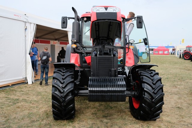 Strażacy z powiatu poznańskiego biorą udział w akcji gaśniczej w miejscowości Wysoczka w gminie Buk. Zapalił się tam traktor.