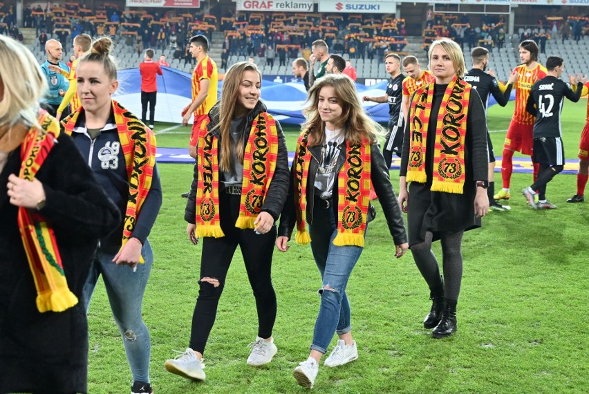 Mamy wyjątkowe zdjęcia kobiecej eskorty na meczu Korony Kielce z ŁKS Łódź. Zobaczcie kto wyprowadzał piłkarzy i sędziów [ZDJĘCIA]