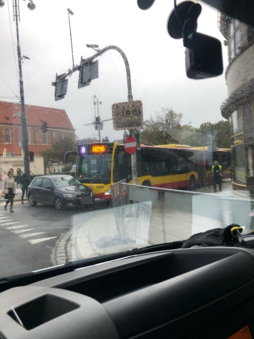 Wypadek MPK z osobówką pod Renomą. Auto wjechało prosto pod autobus [ZDJĘCIA]