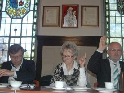 Podczas sesji witraż jest podświetlony. Sesja rady powiatu, od lewej: Janusz Wojczyszyn, Marianna Krzykawiak i wicestarosta Stanisław Belka.