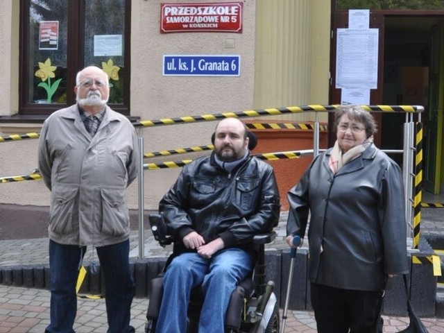 Tomasz Jaworski i jego rodzice Renata i Krzysztof oddawali głosy w lokalu w Przedszkolu Samorządowym nr 5 w Końskich, który jest przystosowany dla osób niepełnosprawnych.