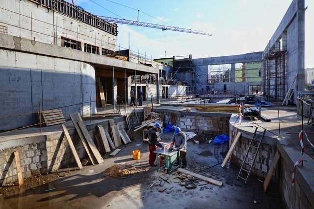 Trwa budowa pływalni na Błoniu. Decyzje odnośnie tego, gdzie staną kolejne baseny jeszcze nie zapadły