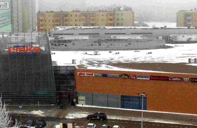 Jak widać, na dachu koszalińskiej Galerii "Emka&#8221;, która jest największym obiektem handlowym miasta, śniegu jest niewiele.