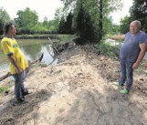 Przyborów. Staw pełen ryb wypłynął na drogę, las i pola