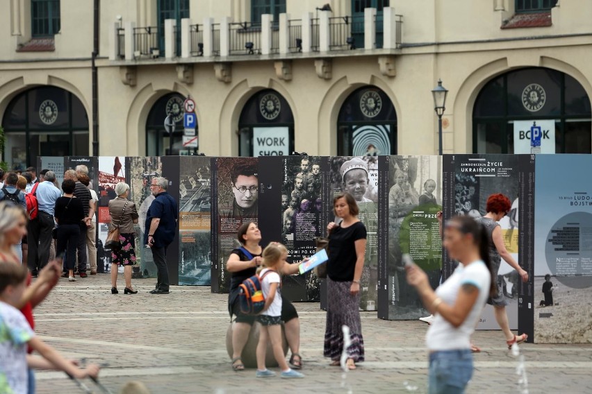 Kraków. "Wołyń 1943. Wołają z grobów, których nie ma". IPN zainaugurował wystawę na pl. Szczepańskim [ZDJĘCIA]