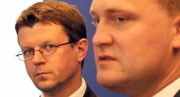 &#8211; Pan prezydent zbyt łatwo przeszedł do porządku dziennego nad tym, że Tomasz Jarmoliński (z lewej), najważniejszy urzędnik, członek Platformy złożył dymisję &#8211; mówi Sławomir Nitras.
