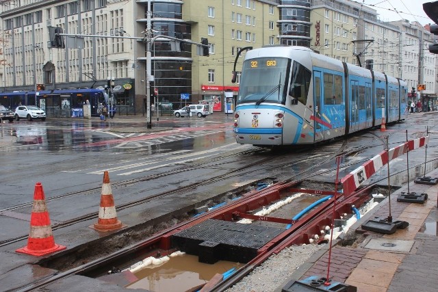 Dziura na skrzyżowaniu Piłsudskiego i Świdnickiej