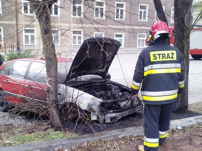 Auto spłonęło pod urzędem pracy