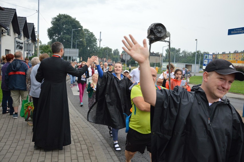 Oświęcim. Pielgrzymi w drodze na Jasną Górę [ZDJĘCIA, WIDEO]