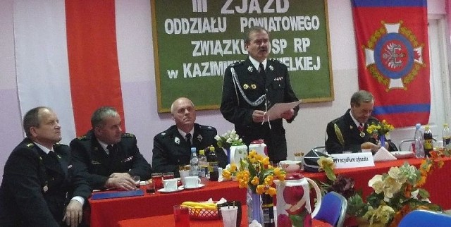 Starosta Jan Nowak (przemawia) został ponownie wybrany na prezesa kazimierskich struktur powiatowych Ochotniczej Straży Pożarnej. 
