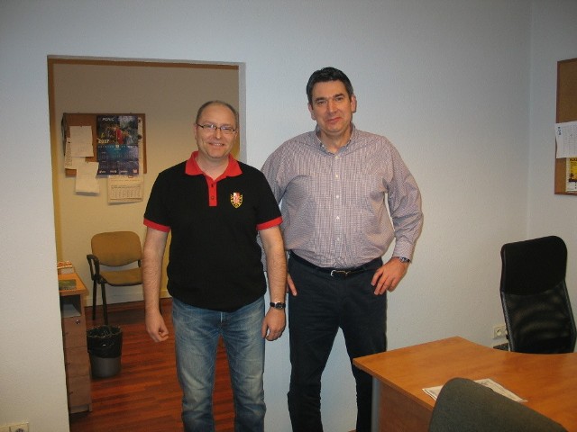 Dariusz Barszczyk (z prawej) i kibic Astorii, zajmujący się historią klubu Mariusz Rybka