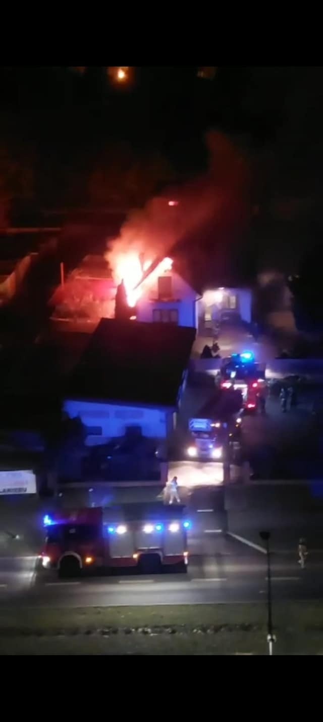 Pożar domu w Dąbrowie Górniczej gasiło pięć jednostek straży...