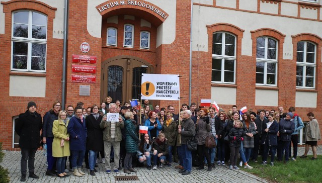 W Gorzowie protestuje m.in. II Liceum Ogólnokształcące. Do strajkujących nauczycieli przyszli m.in. uczniowie, żeby dodać im otuchy i porozmawiać o problemach oświaty