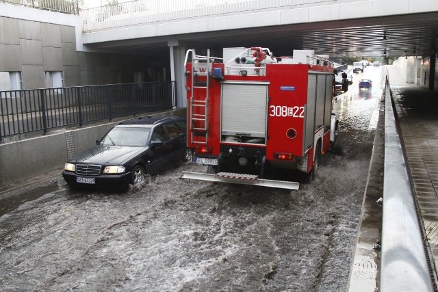 W godzinach wieczornych nad Łódź nadciągnęły ciemne chmury. Wystarczyło kilka minut intensywnego deszczu aby tunel pod torami na ul. Niciarnianej znalazł się pod wodą. Można powiedzieć, że takie obrazki po ulewach w tym miejscu powoli stają się już normą.