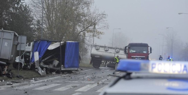 Wypadek na krajowej 10 w Lipnie. Ok. 4 nad ranem zderzyły się z sobą trzy samochody ciężarowe. Kierowca został przewieziony do szpitala, w którym zmarł. Na trasie spore utrudnienia!Kierowca po przewiezieniu do szpitala zmarł.Więcej zdjęć z wypadku: Tragiczny wypadek w Lipnie. Nie żyje jedna osoba [zdjęcia]O szczegółach zdarzenia przeczytasz na kolejnych slajdach >>>Flesz - wypadki drogowe. Jak udzielić pierwszej pomocy?