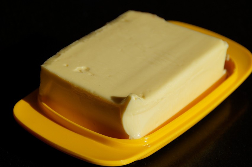 Masło zawiera niewielkie ilości witamin A, C, D, B3 i B5, a...