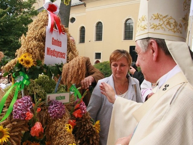 Biskupi przyjęli od rolników wieńce. Jeden z nich przywieźli mieszkańcy wsi Kuźnik koło Międzyrzecza.
