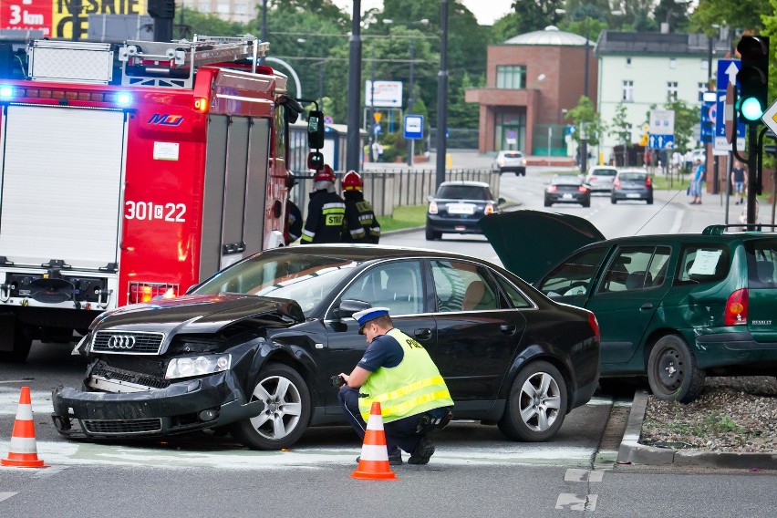 Wypadek w centrum Bydgoszczy. Dwa auta zderzyły się pod Trasą Uniwersytecką
