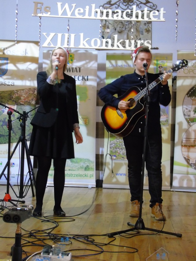 Julia Warzecha i Arnold Kocurek z Ujazdu wygrali w kategorii klas VII oraz gimnazjum z akompaniamentem instrumentalnym.