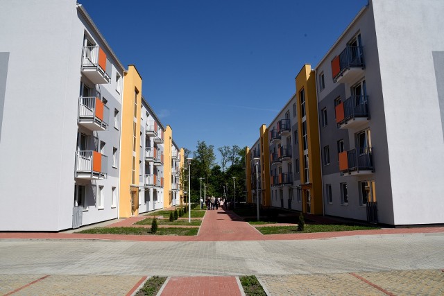 Przy ul. Abp. Walentego Dymka 220 i 222 Zarząd Komunalnych Zasobów Lokalowych oddał dwa czterokondygnacyjne bloki, w których znalazły się łącznie 94 mieszkania.