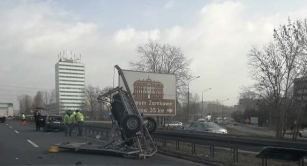 Zderzenie na A4 w Katowicach ZDJĘCIA Uwaga na utrudnienia w ruchu. Zablokowane trzy pasy autostrady. Korek ma kilka kilometrów