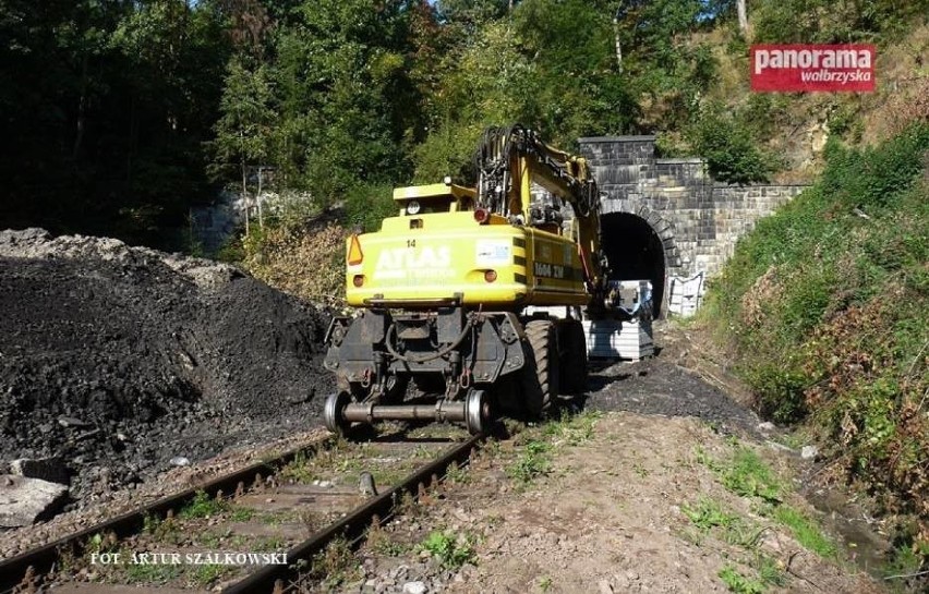 Najdłuższy tunel kolejowy w Polsce w remoncie. Tak to wygląda (ZDJĘCIA)